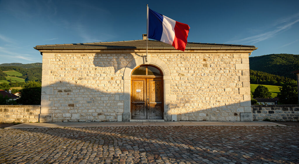 Planfoy : le secrétaire général de la préfecture reçoit la nouvelle maire Linda Rezaïk