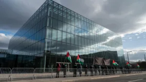 Procès d&rsquo;Anasse Kazib : rassemblement combatif devant le tribunal de Paris avec Jean-Luc Mélenchon