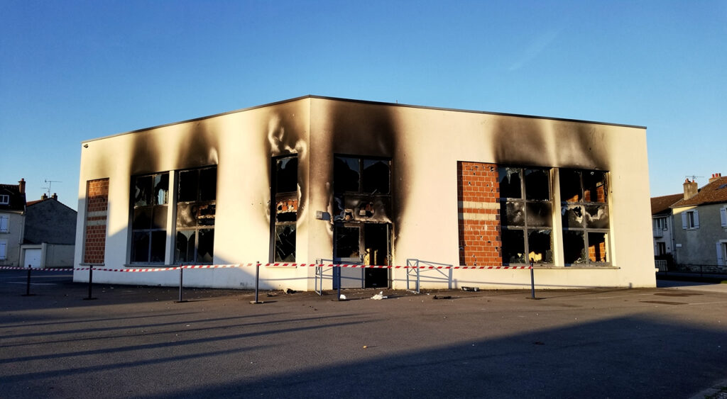 Rognonas : incendie au gymnase Nicolas Chabaud, 300 m² brûlés, 21 personnes incommodées