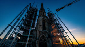 Saint-Denis : banderole « remigration » sur la basilique, mairie et préfecture portent plainte