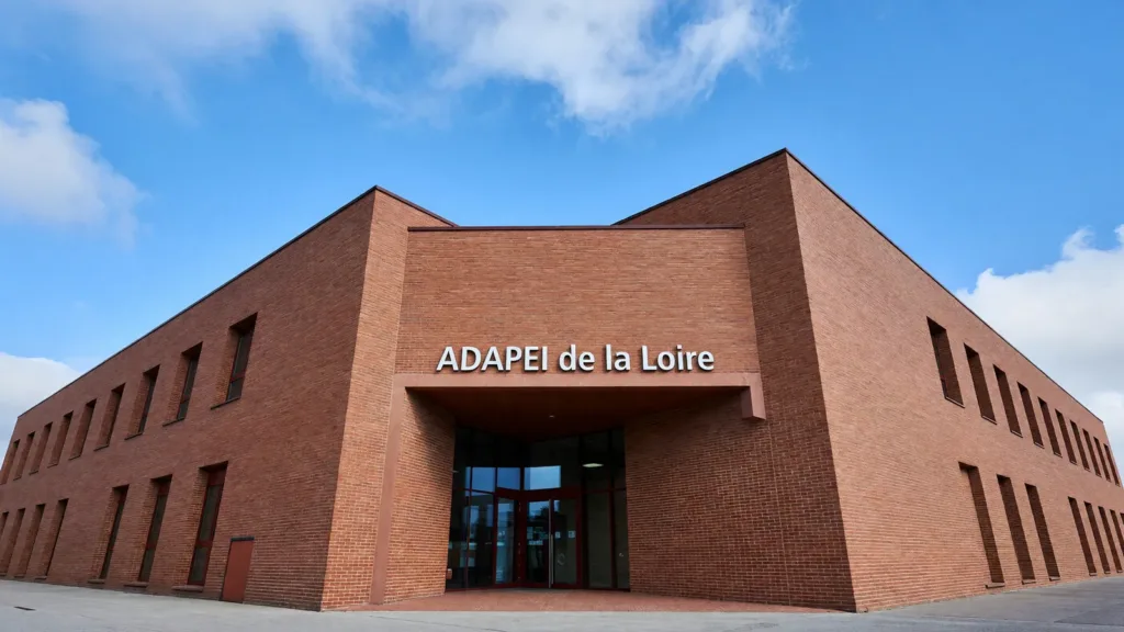 Saint-Étienne : Nathalie Prouhèze visite l'ADAPEI de la Loire avant la conférence handicap