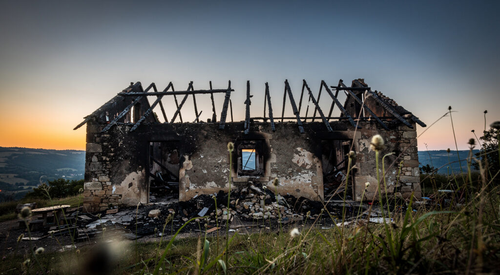Saint-Exupéry-les-Roches : le club-house du stade détruit par un incendie samedi soir