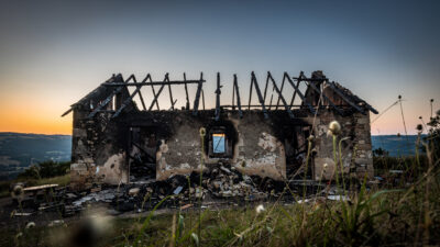 Saint-Exupéry-les-Roches : le club-house du stade détruit par un incendie samedi soir