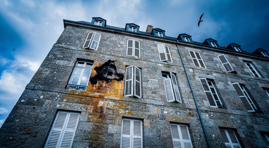 Saint-Malo : incendie Intra-Muros maîtrisé, un appartement détruit, couple et bébé relogés