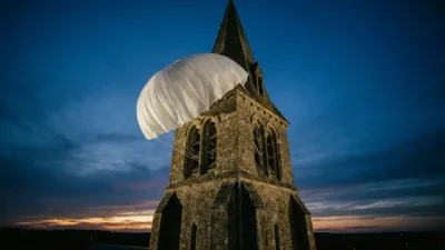 Sainte-Mère-Église : le détachement de Montauban du 3e RMAT remet une nouvelle voile au clocher