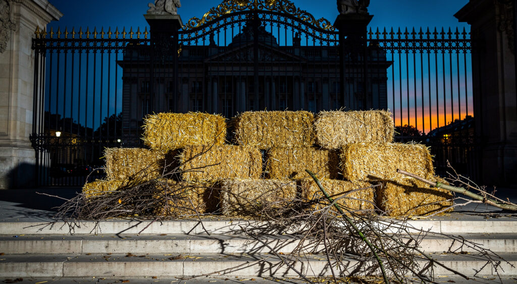 Sarthe : une quarantaine d'agriculteurs manifestent au Mans à la veille du vote de la loi d'urgence agricole