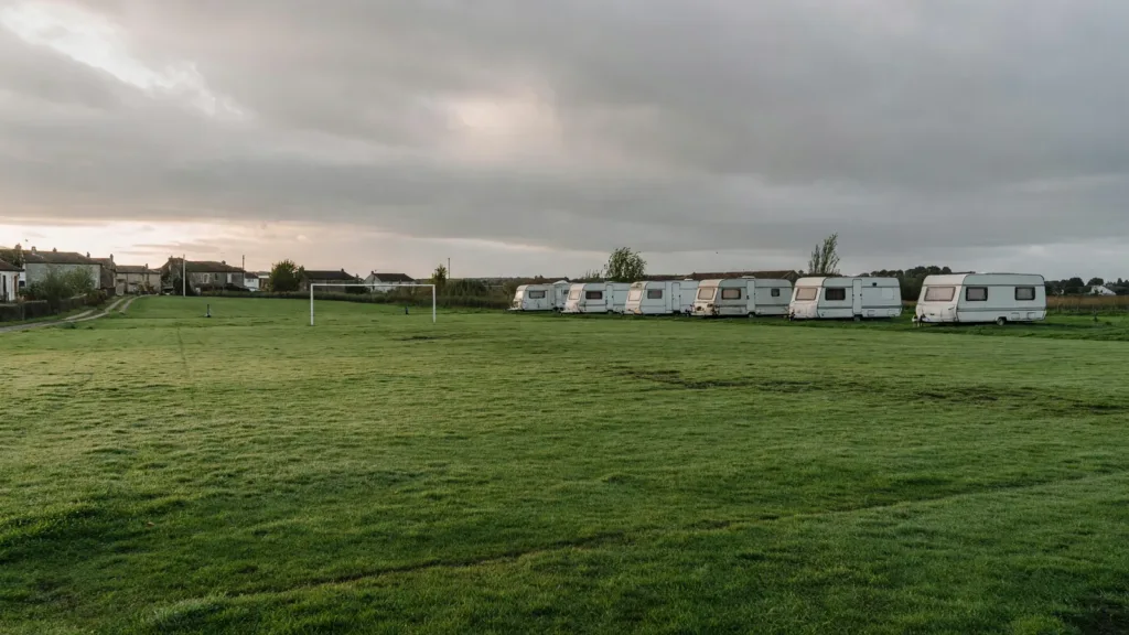 Seignelay : des caravanes occupent illégalement le terrain de foot, accord pour un départ rapide