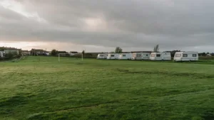 Seignelay : des caravanes occupent illégalement le terrain de foot, accord pour un départ rapide