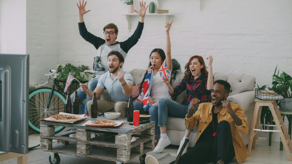 Des amis regardent un match de sport à la télévision