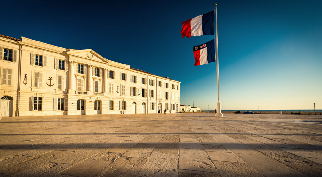 Toulon : 60 cadets de la défense du Var diplômés sur le parvis de la préfecture maritime