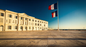 Toulon : 60 cadets de la défense du Var diplômés sur le parvis de la préfecture maritime