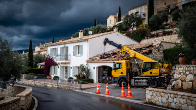 Toulon : un camion-grue s'effondre sur une villa du Faron lors d'un élagage, aucun blessé