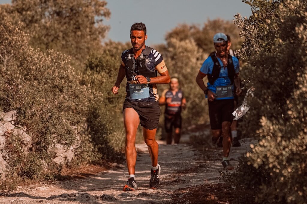 Coureurs de trail running sur un sentier nature avec dossards