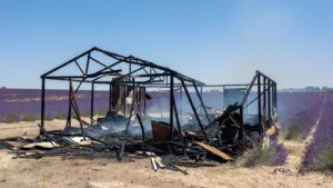 Valensole : un hangar agricole ravagé par deux incendies suspects en trois jours