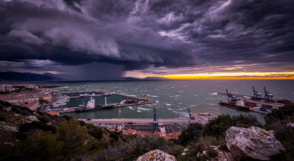 Var : vigilance jaune orages et pluie-inondation ce mardi 2 juin, rafales jusqu'à 100 km/h