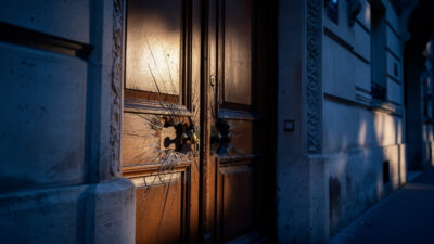 Versailles : un homme interpellé marteau en main après s&rsquo;être attaqué à une porte d&rsquo;immeuble