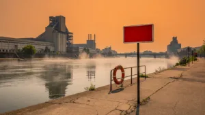 Vigilance rouge canicule en Essonne : la préfète rappelle l’interdiction de la baignade dans la Seine et les risques du « street pooling »