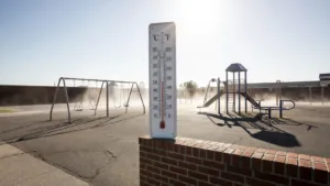 Vigilance rouge canicule : la sous-préfète de Calais inspecte l&rsquo;école du Brédenarde à Audruicq