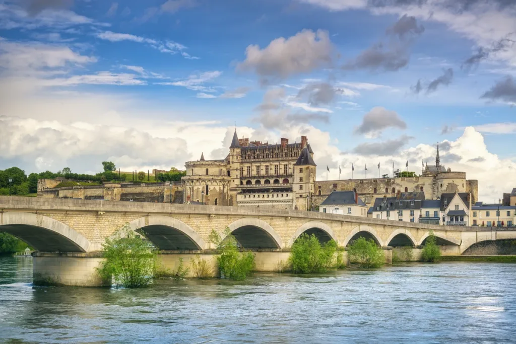 Le château d'Amboise au bord de la Loire