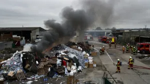 Yvelines : un incendie industriel d&rsquo;ampleur à Thiverval-Grignon, plus de 100 pompiers mobilisés