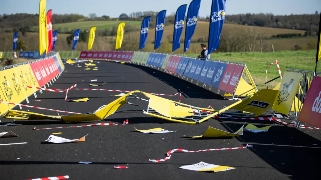 Accident sur le Tour de France : 8 blessés à Ussel, le conducteur de L'Équipe victime d'un malaise