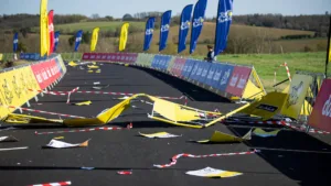 Accident sur le Tour de France : 8 blessés à Ussel, le conducteur de L&rsquo;Équipe victime d&rsquo;un malaise