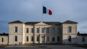 Agen : minute de silence à la préfecture pour le pompier Baptiste Gerfaud-Valentin