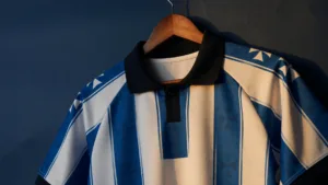 AJ Auxerre : le nouveau maillot 2026/2027 rend hommage au doublé de 1996