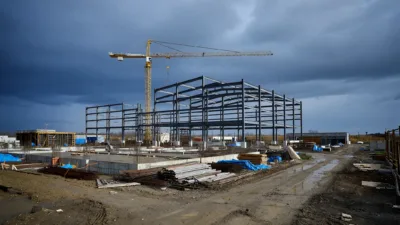 Alençon : le préfet visite le chantier de la future gendarmerie