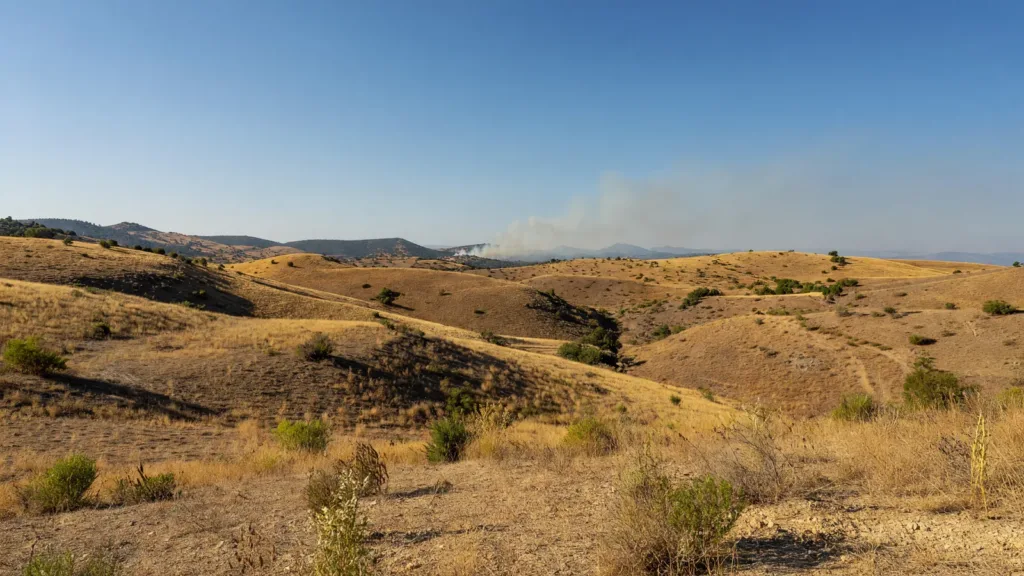 Alpes-de-Haute-Provence : deux incendies simultanés à Vachères et Castellane mobilisent plus de 40 pompiers