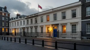 Andy Burnham devient Premier ministre britannique après un vote sans concurrent