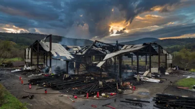 Arlanc : 57 pompiers et agriculteurs mobilisés contre un incendie de scierie