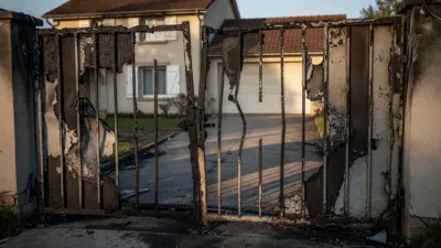 Arnage : un incendie de véhicule se propage au portail d'un garage