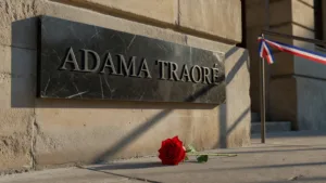 Beaumont-sur-Oise : des centaines de personnes marchent pour les 10 ans de la mort d&rsquo;Adama Traoré