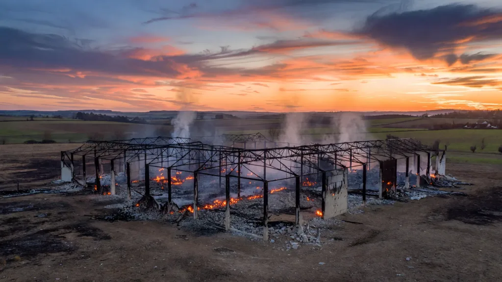 Brie : un hangar agricole de 3 000 m² ravagé par les flammes