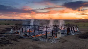 Brie : un hangar agricole de 3 000 m² ravagé par les flammes