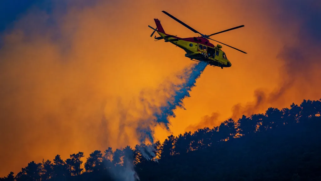 Cadenet : 100 pompiers et un hélicoptère limitent un feu à 2 hectares