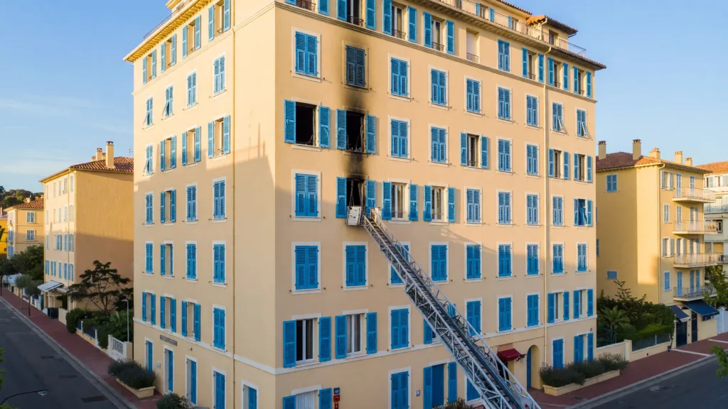 Cannes : 25 pompiers maîtrisent un incendie rue Latour-Maubourg, aucun blessé