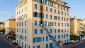 Cannes : 25 pompiers maîtrisent un incendie rue Latour-Maubourg, aucun blessé