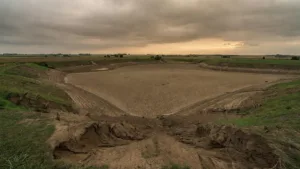 Charente-Maritime : la justice ordonne la destruction de mégabassines
