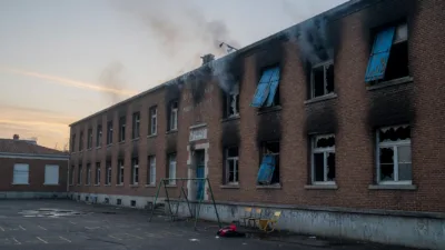 Chenôve : la façade d&rsquo;une école incendiée, des CRS déployés