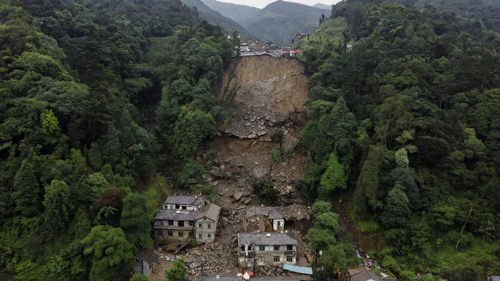 Chine : le bilan du glissement de terrain de Pengshui grimpe à 41 morts