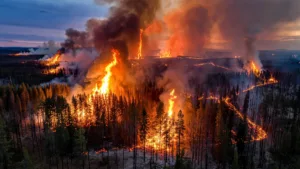 Colombie-Britannique : villages évacués face à des incendies historiques