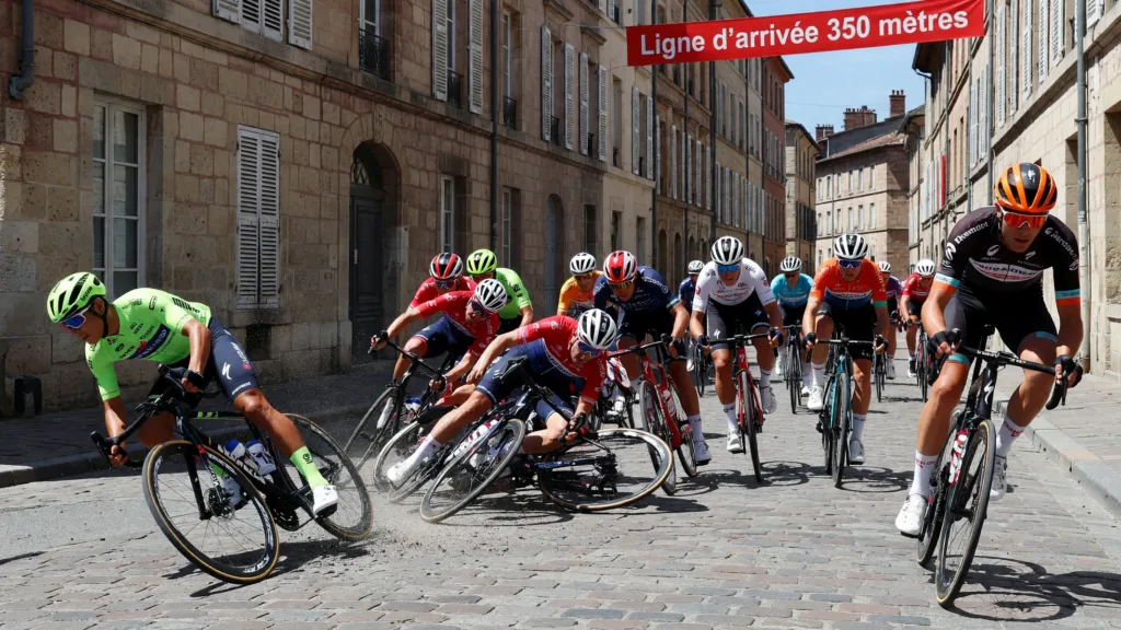 Contact brutal entre Kooij et Gaviria : deux abandons sur chute collective