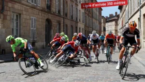 Contact brutal entre Kooij et Gaviria : deux abandons sur chute collective