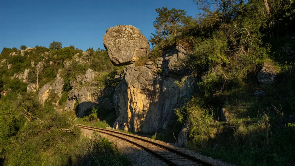 Dordogne : un rocher de 200 tonnes bloque deux lignes TER