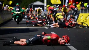 Dorian Godon touché au dos après la chute collective de l'étape 12