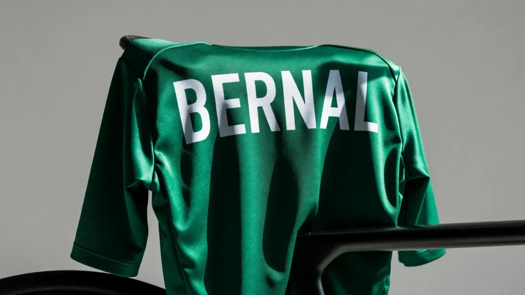 Egan Bernal premier maillot vert du Tour de France 2026 après le chrono par équipes
