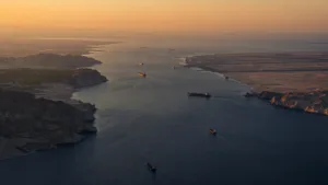 Escalade US-Iran : 140 frappes américaines, le détroit d&rsquo;Hormuz menacé