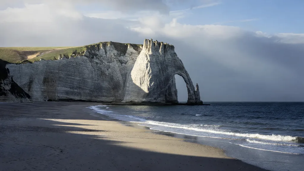 Étretat : la mairie fait tomber un bloc de falaise pour sécuriser le site